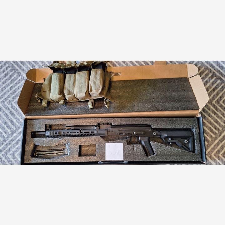 SA-J07 EDGE sekä 4 lipasta ja kantovehe