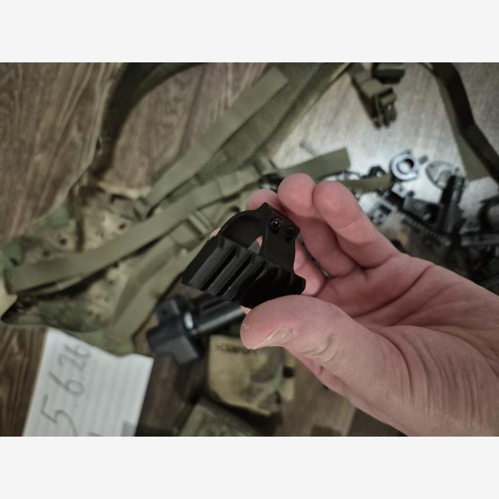 Novritsch vyönhenkseli, Thompson mid capejä, 30/25 mil piippurissi, ja MP5 kamaa.