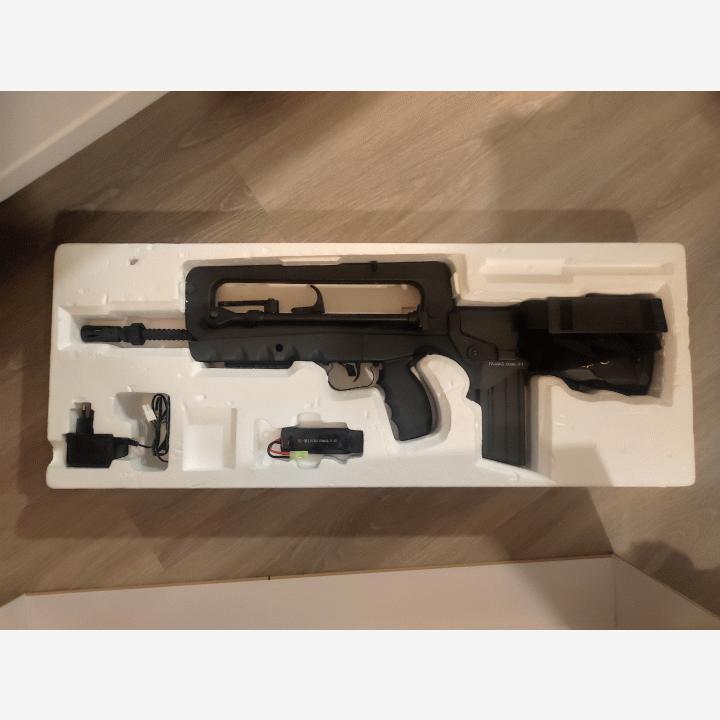 Cybergun Famas F1 sähköase, kuiturungolla