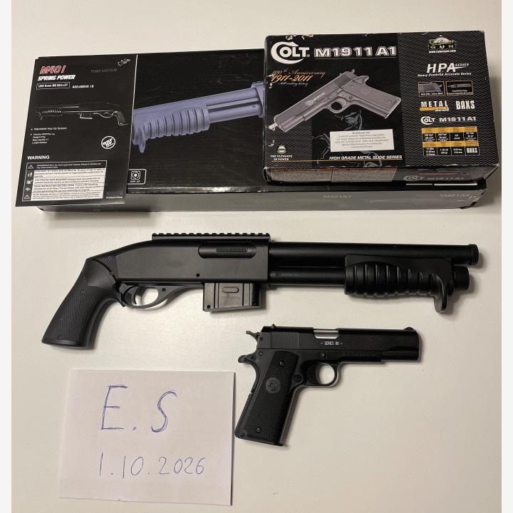M401 Haulikko ja Colt M1911 pistooli