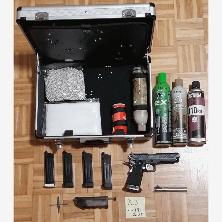 AW Hi-Capa neljällä lippaalla ja salkulla