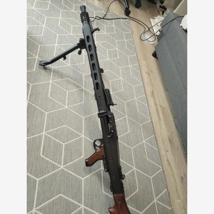 AGM MG 42