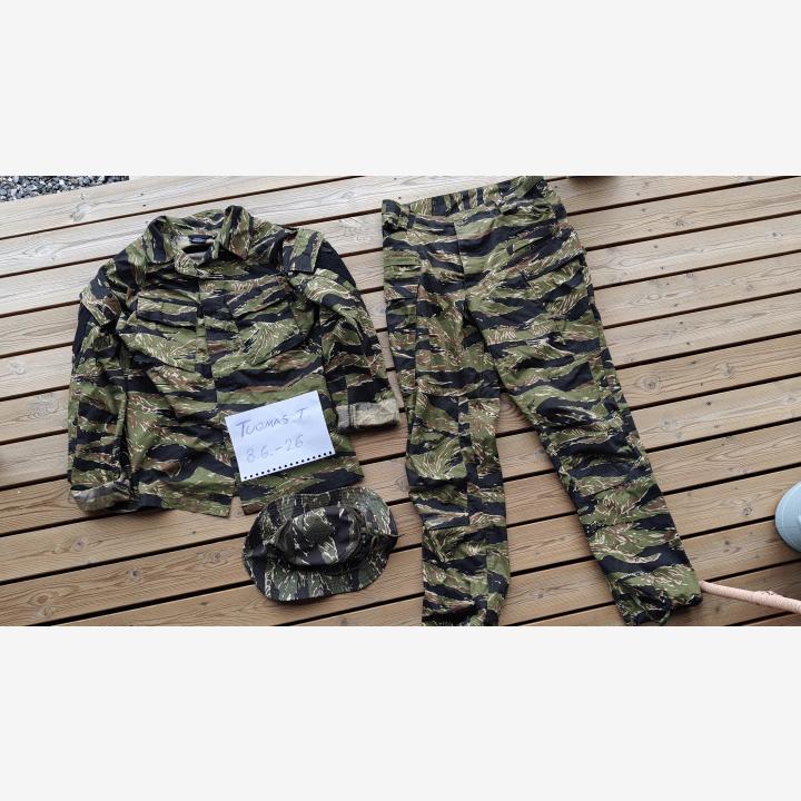 Myydään Helikon tigerstripe-puku + boonie (M-koko)